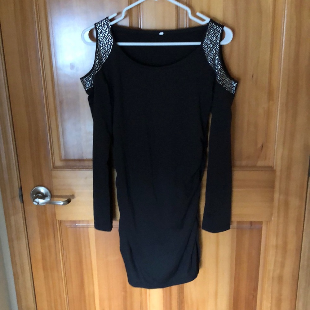 Black shoulder keyhole top with sequins